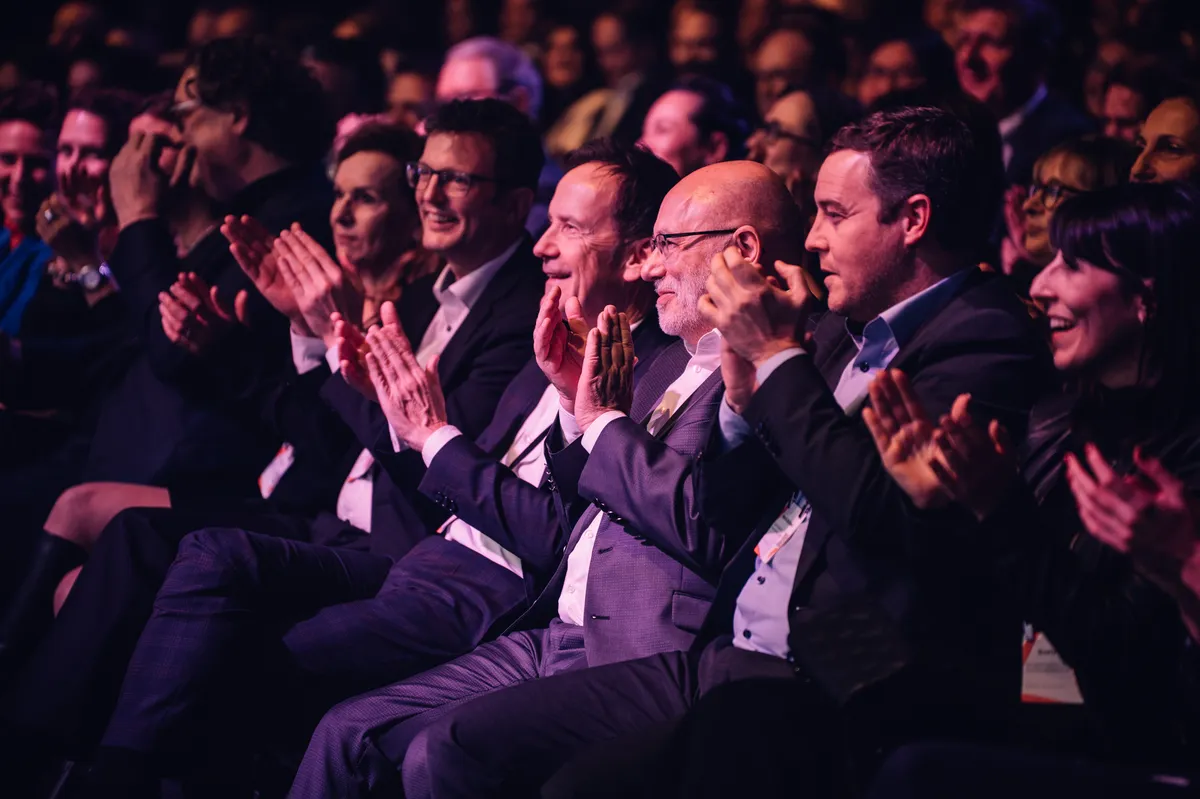 Content-Creators beim BrandEx Award 2023 feiern kreative Auszeichnungen.
